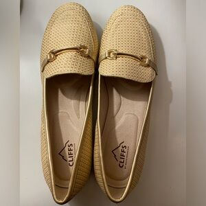 Like New Tan Loafer Cliffs by White Mountain Size: 9.5